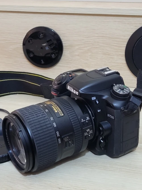 Nikon D7500 DSLR Reflex APS-C DX 20.9 Mégapixels Vidéo 4K UHD + AF-S DX 18-300 mm f/3.5-6.3 G ED VR