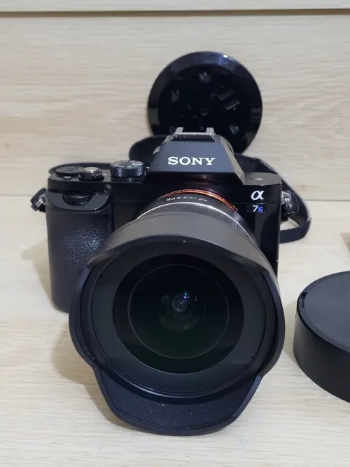 Sony Alpha 7S Hybride Plein Format Ultra vidéo 4K + Objectif Samyang AF 14mm F2.8 Full Frame