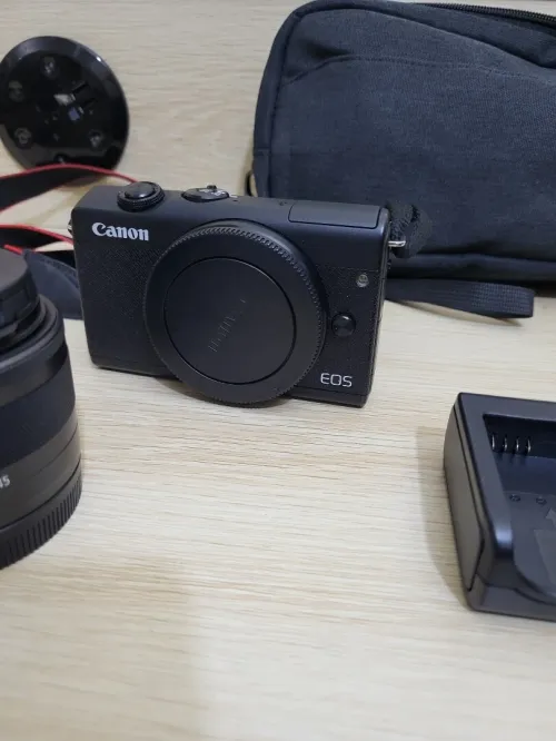 Canon EOS M 200 hybride Vidéo 4K/UHD 30p capteur APS-C de 24Mpx + EF-M 15-45mm f/3,5-6,3 IS STM