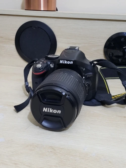 Nikon D5200 Appareil photo numérique Réflex 24,2 Mpix + Objectif AF-S DX 18-105mm f/ ED VR