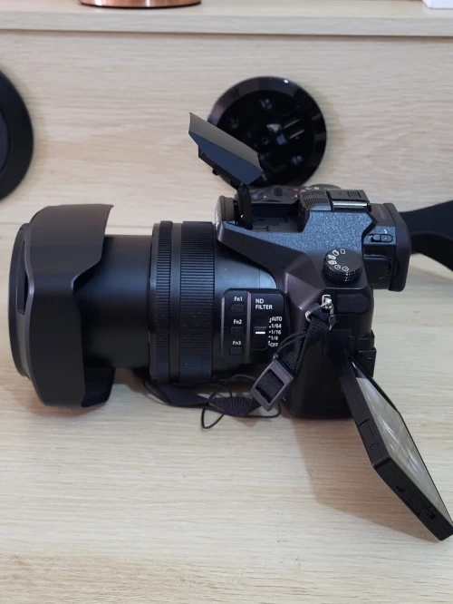 Panasonic Lumix FZ2000 - 20.1MP - VIDEO EN 4K Ultra HD / 24 pi/s - 20x zoom optique Leica Wi-Fi