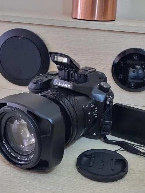 Panasonic Lumix FZ2000 - 20.1MP - VIDEO EN 4K Ultra HD / 24 pi/s - 20x zoom optique Leica Wi-Fi