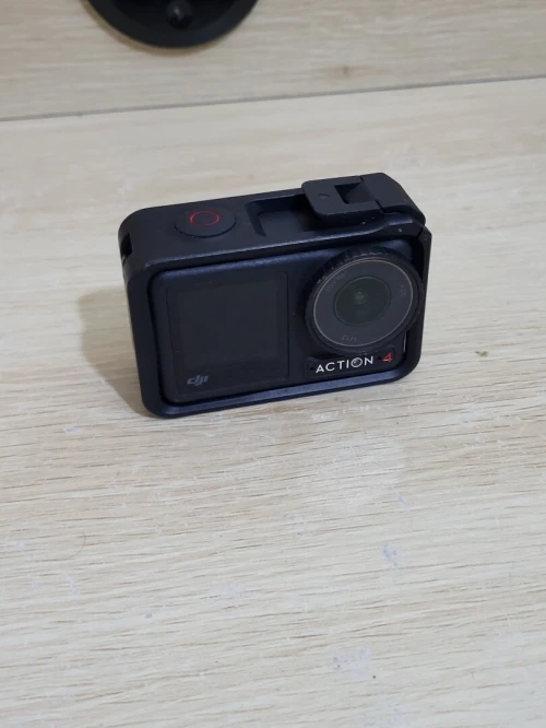 DJI Osmo Action 4 - Caméra d'Action étanche 4K/120 FPS Images saisissantes en Basse lumière 1770mAh