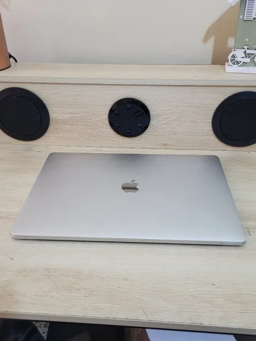 MacBook Pro 15" 2019 | CORE i7 | 16GB RAM | AMD RADEON PRO 555X 4GB | 256GB SSD | GAMME | Workstation