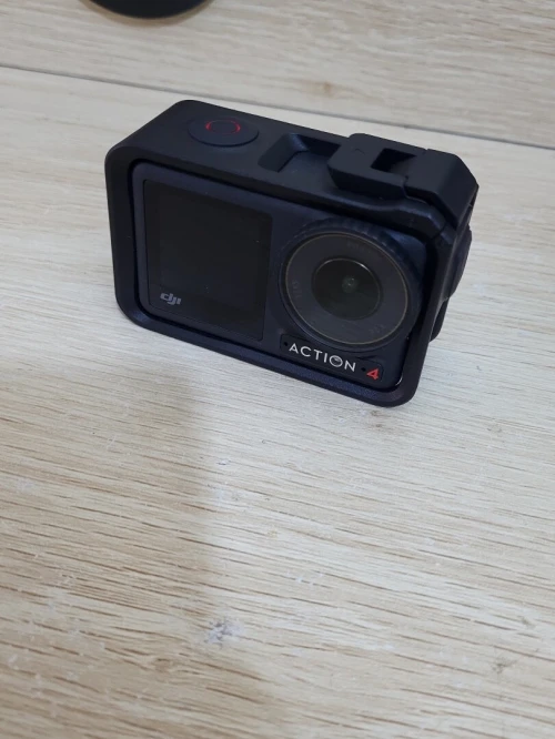 DJI Osmo Action 4 - Caméra d'Action étanche 4K/120 FPS Images saisissantes en Basse lumière 1770mAh