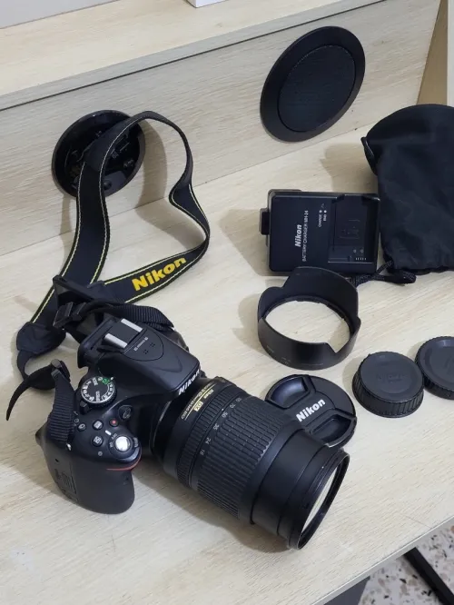 Nikon D5200 Appareil photo numérique Réflex 24,2 Mpix + Objectif AF-S DX 18-105mm f/ ED VR