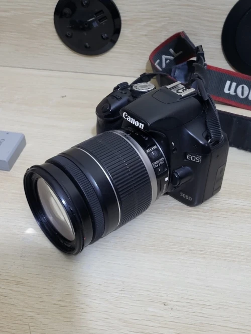 Canon EOS 500D Appareil photo numérique Reflex 15.1 Mpix + Objectif Canon EF-S 18-200 mm f/3,5-5,6 IS APS-C