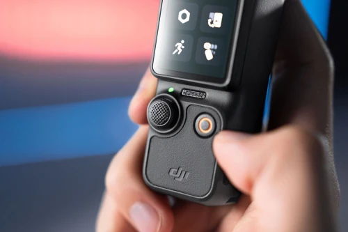 DJI Osmo Pocket 3 Créateur Combo Bundle, camera vlog CMOS 1'' et Vidéo 4K/120 ips, digital et petite, Stabilisation à 3 axes, Suivi Facial/Objet, MAP rapide, avec Micro pour un Son net