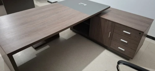 Lot mobilier de bureau et chaises