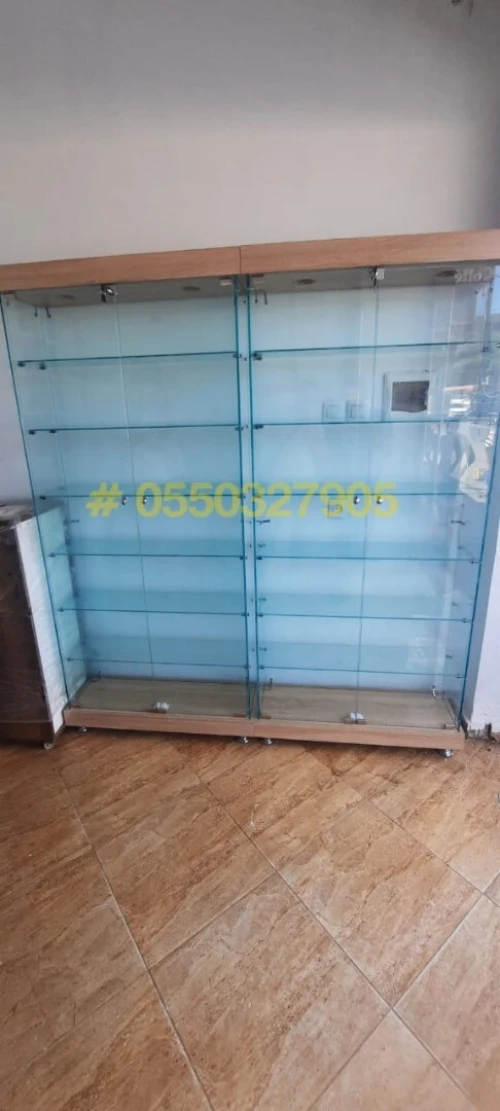 Vitrine armoire et présentoir d'exposition en verre 