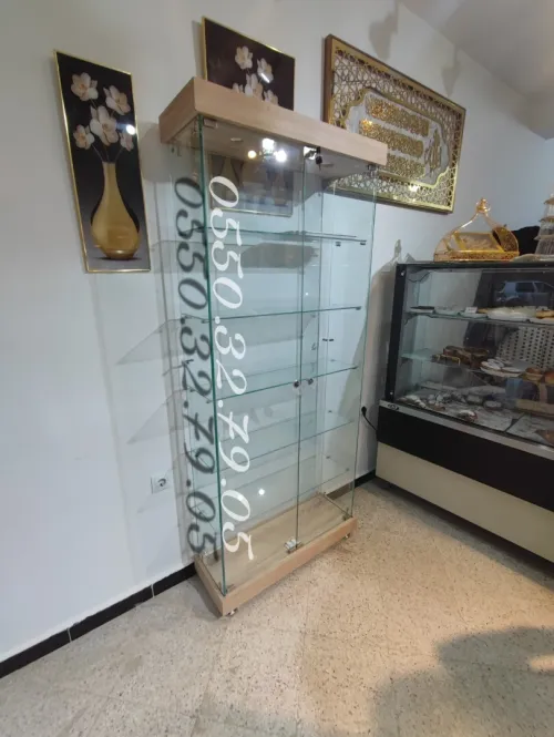 Vitrine armoire et présentoir d'exposition en verre 