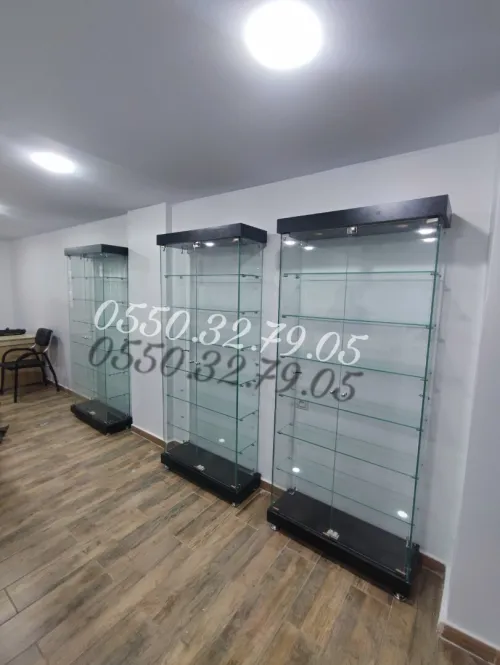Vitrine armoire et présentoir d'exposition en verre 