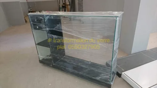 Comptoir et présentoir vitrine d'exposition en verre 