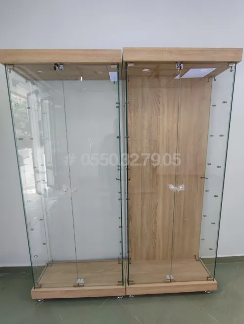 Vitrine armoire et présentoir d'exposition en verre 