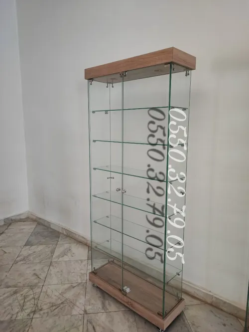 Vitrine armoire et présentoir d'exposition en verre 