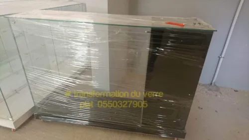 Comptoir et présentoir vitrine d'exposition en verre 