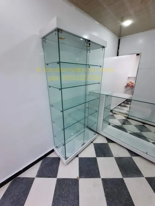 Vitrine armoire et présentoir d'exposition en verre 