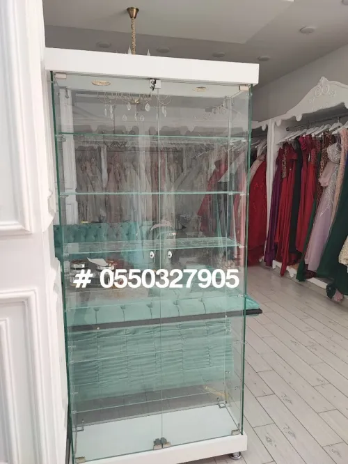Vitrine armoire et présentoir d'exposition en verre 