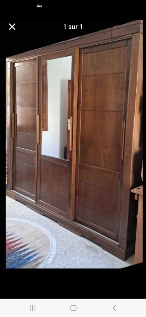 Armoire en bois rouge 