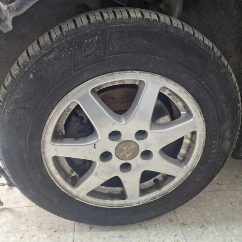 04 jantes avec 04 pneus presque neuf dimensions 195/65r/15