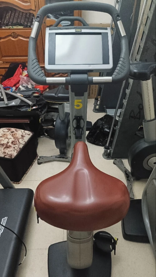 Vélo droit technogym excite écran tactile