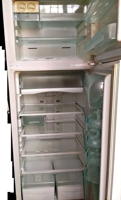 Réfrigérateur ARISTON grande modèle 29 000 DA négociable.