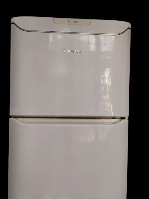 Réfrigérateur ARISTON grande modèle 29 000 DA négociable.