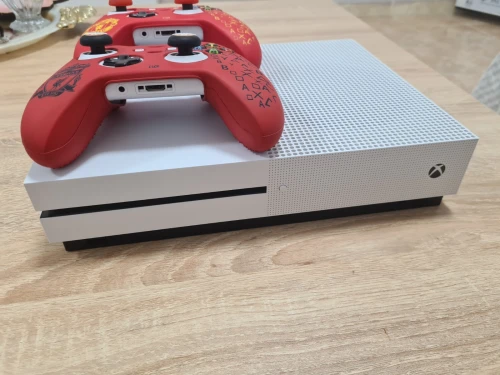 XBOX ONE S 1TB 2 MANETTES
