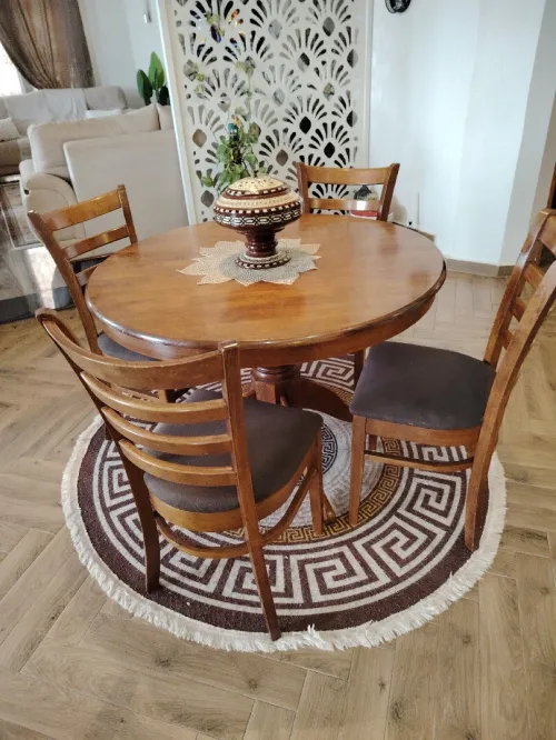 Table ronde 4 chaises en bois hêtre. 