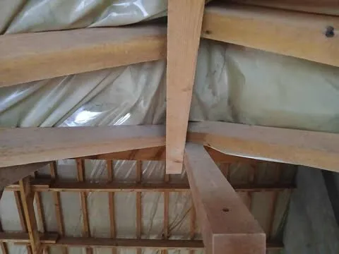 A vendre Charpente en bois de première qualité et tuiles de marque portugaise renommée."