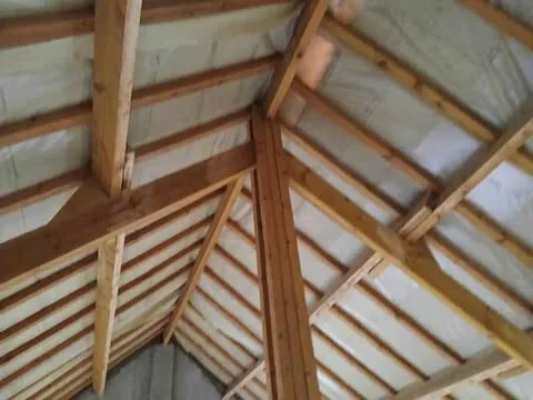 A vendre Charpente en bois de première qualité et tuiles de marque portugaise renommée."