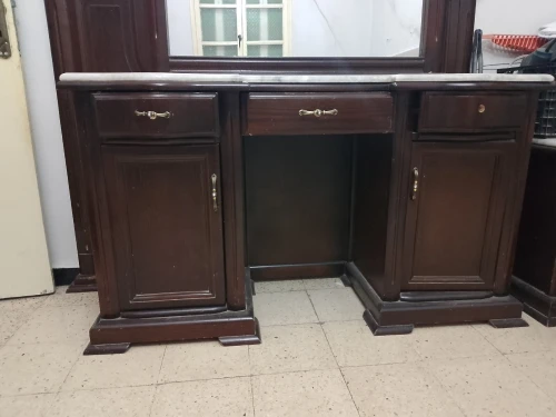 Coiffeuse et 2 table de nuit a vendre 