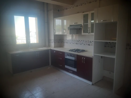 Cuisin équipé en bonne état  Accessoire douche et wc