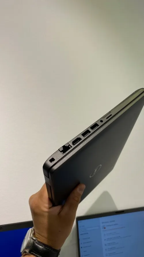 DELL 5400 i7-8TH 8RAM/256SSD