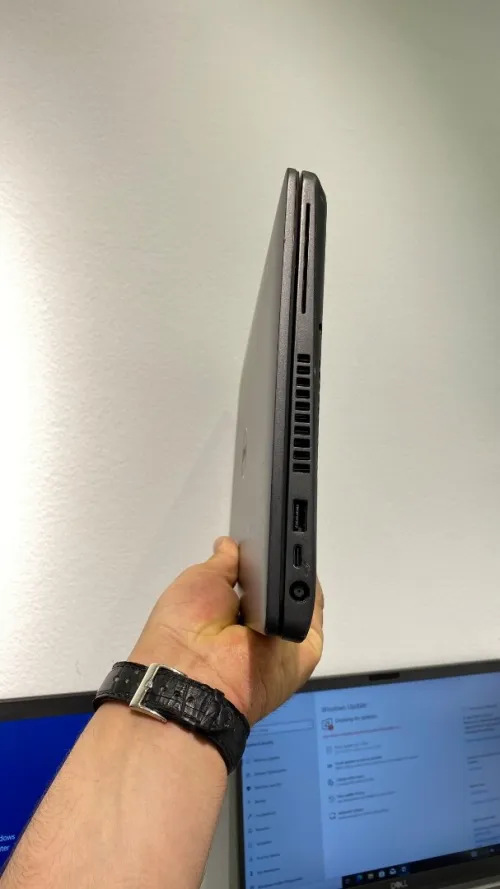 DELL 5400 i7-8TH 8RAM/256SSD