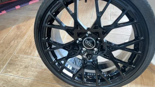 Jantes Audi noires brillantes avec pneus Bridgestone