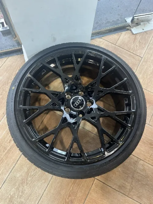 Jantes Audi noires brillantes avec pneus Bridgestone