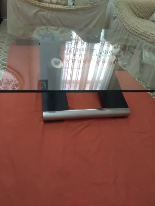 table basse en verre et chrome