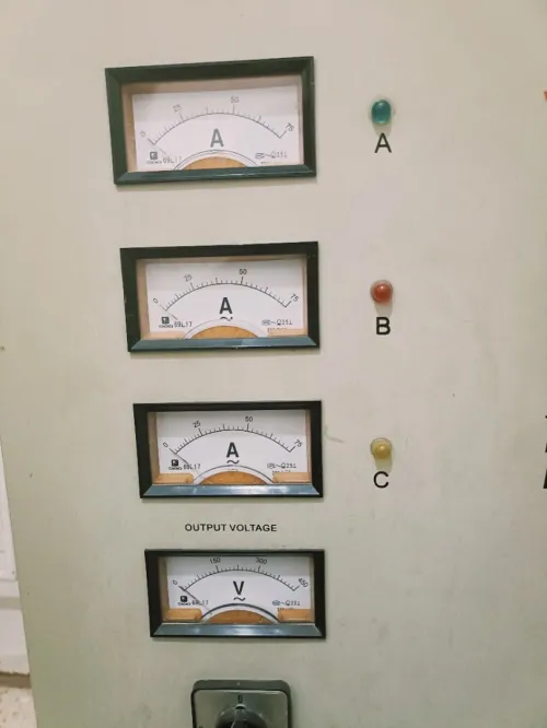 STABILISATEUR DE TENSION 30 KVA   Triphasique 380 V