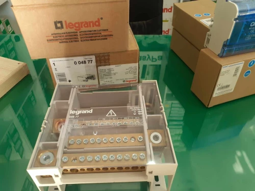 Répartiteur modulaire monobloc tétrapolaire à bornes - 250A - Le grand