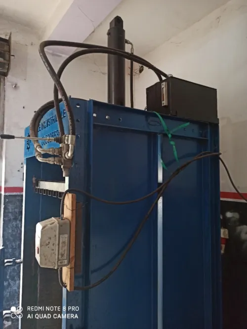 Une machine presse hydraulique à vendre 