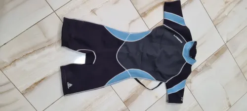 TENUES DE PLONGÉE DIFFERENTS MODELES MARQUES ET TAILLES