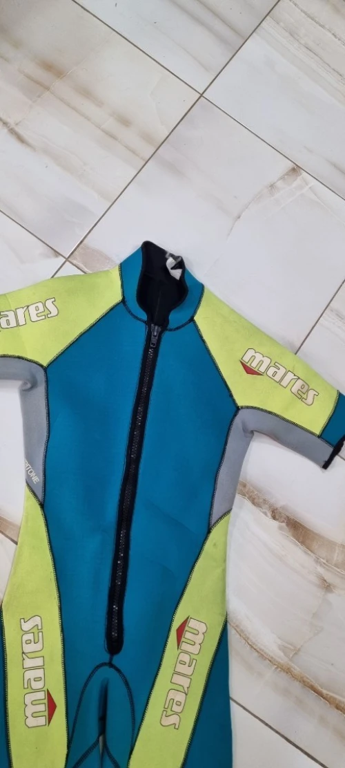 TENUES DE PLONGÉE DIFFERENTS MODELES MARQUES ET TAILLES