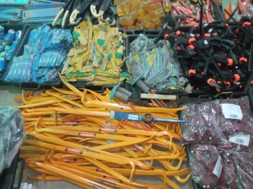 Lot quincaillerie, électricité, plomberie 