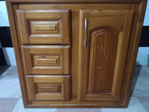 Trois Meuble bas de cuisine hêtre,  deux avec deux porte et  un avec une porte et trois tiroirs