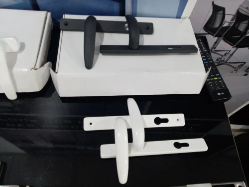 Accessoires en aluminium ( équerres, poignées, serrures)