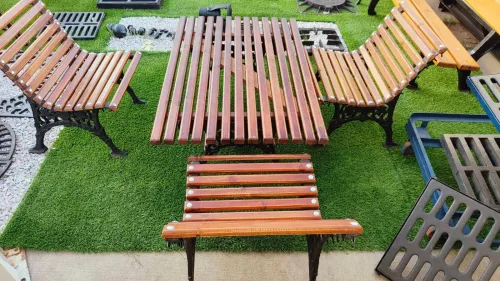 banc public et borne en fonte