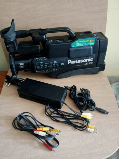 Vintage Camera Panasonic M3500 VHS avec valise et chargeur