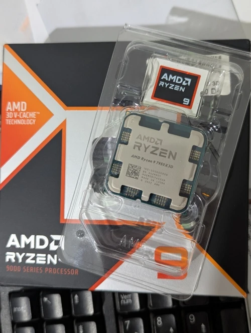 AMD RYZEN 9 7950X3D (4.2 GHZ / 5.7 GHZ) 16-Core 32-Threads socket AM5 AMD 3D V-Cache 144 Mo 5 nm