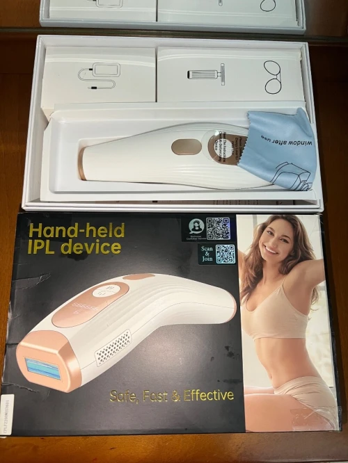 Hand-held IpL device